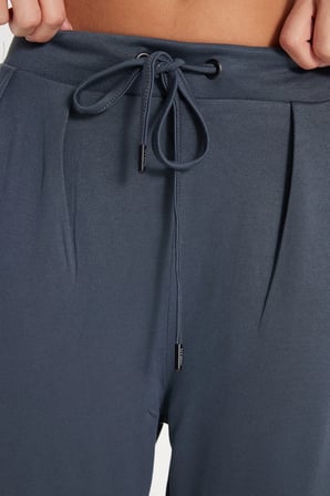 Kadın Regular Fit Klasik Kesim Beli Bağcıklı Pileli Çift Cepli Antrasit Pantolon