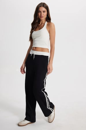 Kadın Relax Fit Rahat Kesim Beli Bağcıklı Lastikli Şerit Detaylı Çift Cepli Siyah Pantolon