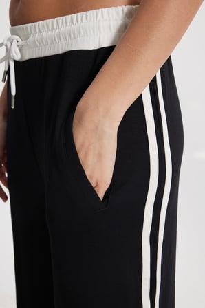 Kadın Relax Fit Rahat Kesim Beli Bağcıklı Lastikli Şerit Detaylı Çift Cepli Siyah Pantolon