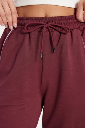 Kadın Relax Fit Rahat Kesim Beli Bağcıklı Lastikli Şerit Detaylı Çift Cepli Bordo Pantolon