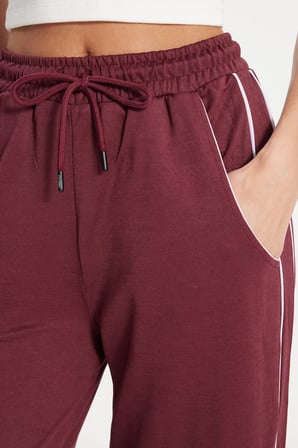 Kadın Relax Fit Rahat Kesim Beli Bağcıklı Lastikli Şerit Detaylı Çift Cepli Bordo Pantolon