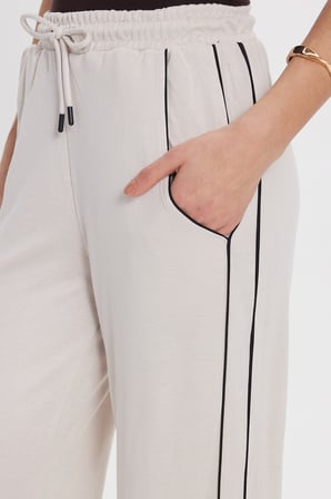 Kadın Relax Fit Rahat Kesim Beli Bağcıklı Lastikli Şerit Detaylı Çift Cepli Bej Pantolon