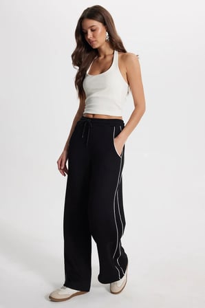 Kadın Relax Fit Rahat Kesim Beli Bağcıklı Lastikli Şerit Detaylı Çift Cepli Siyah Pantolon