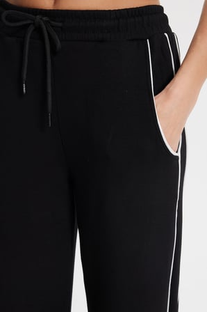 Kadın Relax Fit Rahat Kesim Beli Bağcıklı Lastikli Şerit Detaylı Çift Cepli Siyah Pantolon