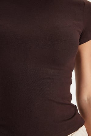 Kadın Slim Fit Dar Kesim Pamuklu Kısa Kollu Bisiklet Yaka Kahverengi Tişört