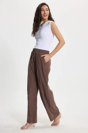 Kadın Relax Fit Rahat Kesim Beli Bağcıklı Lastikli Yumuşak Dokulu Çift Cepli Kahverengi Pantolon 