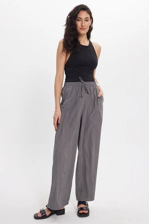Kadın Relax Fit Rahat Kesim Beli Bağcıklı Lastikli Yumuşak Dokulu Çift Cepli Gri Pantolon