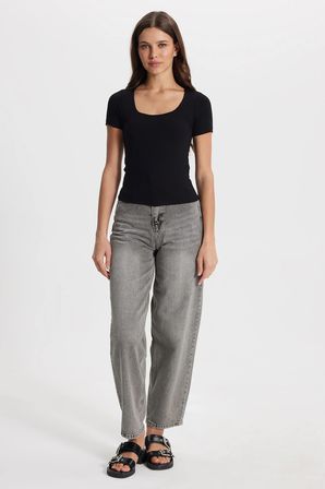 Kadın Slim Fit Dar Kesim Pamuklu Kare Yaka Kısa Kollu Siyah Tişört