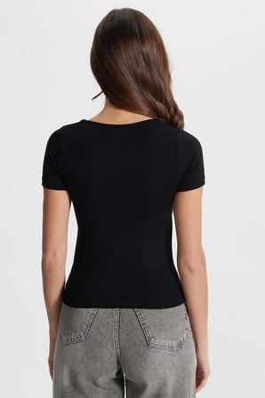 Kadın Slim Fit Dar Kesim Pamuklu Kare Yaka Kısa Kollu Siyah Tişört