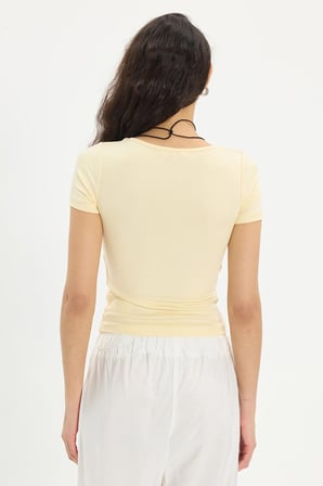 Kadın Slim Fit Dar Kesim Pamuklu Kare Yaka Kısa Kollu Sarı Tişört