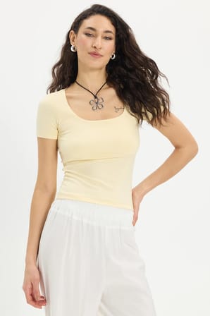 Kadın Slim Fit Dar Kesim Pamuklu Kare Yaka Kısa Kollu Sarı Tişört
