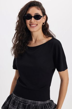 Kadın Slim Fit Dar Kesim Kısa Kollu Kayık Yaka Siyah Tişört