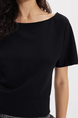 Kadın Slim Fit Dar Kesim Kısa Kollu Kayık Yaka Siyah Tişört