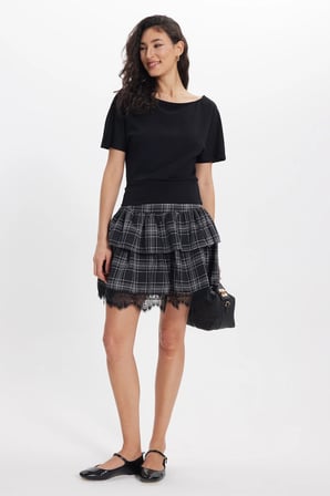 Kadın Slim Fit Dar Kesim Kısa Kollu Kayık Yaka Siyah Tişört