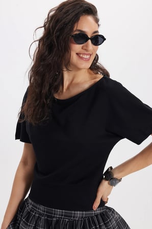 Kadın Slim Fit Dar Kesim Kısa Kollu Kayık Yaka Siyah Tişört
