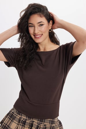 Kadın Slim Fit Dar Kesim Kısa Kollu Kayık Yaka Kahverengi Tişört