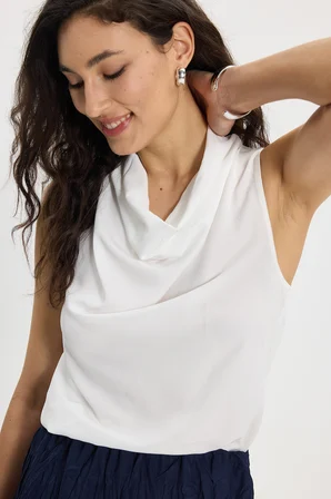 Kadın Slim Fit Dar Kesim Degaje Yaka Kolsuz Ekru Kruvaze Bluz