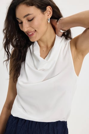 Kadın Slim Fit Dar Kesim Degaje Yaka Kolsuz Ekru Kruvaze Bluz