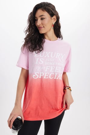 Kadın Slim Fit Dar Kesim %100 Pamuk Bisiklet Yaka Kısa Kollu Baskılı Pembe Tişört