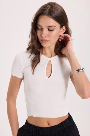 Kadın Slim Fit Dar Kesim %100 Pamuk Kısa Kollu Bisiklet Yaka Beyaz Crop