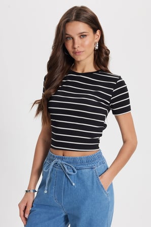 Kadın Slim Fit Dar Kesim Pamuklu  Yumuşak Dokulu Kısa Kollu Bisiklet Yaka Siyah Tişört