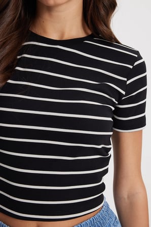 Kadın Slim Fit Dar Kesim Pamuklu  Yumuşak Dokulu Kısa Kollu Bisiklet Yaka Siyah Tişört