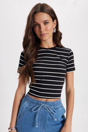 Kadın Slim Fit Dar Kesim Pamuklu  Yumuşak Dokulu Kısa Kollu Bisiklet Yaka Siyah Tişört
