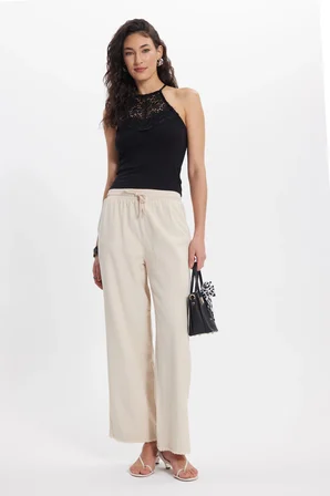 Kadın Slim Fit Dar Kesim Kolsuz Bİsiklet Yaka Dantelli Sırt Detaylı Siyah Bluz