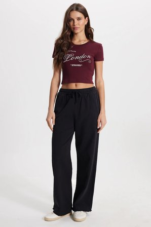 Kadın Slim Fit Dar Kesim %100 Pamuk Bisiklet Yaka Kısa Kollu Baskılı Bordo Crop Tişört