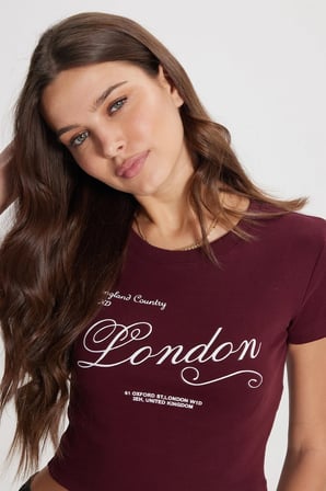 Kadın Slim Fit Dar Kesim %100 Pamuk Bisiklet Yaka Kısa Kollu Baskılı Bordo Crop Tişört