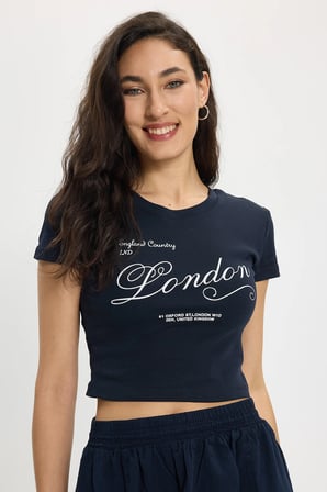 Kadın Slim Fit Dar Kesim %100 Pamuk Bisiklet Yaka Kısa Kollu Baskılı Lacivert Crop Tişört