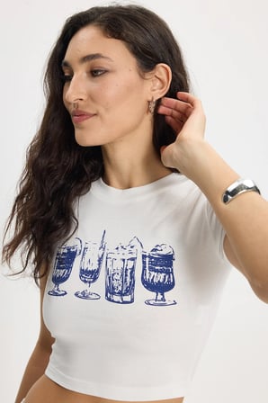 Kadın Slim Fit Dar Kesim %100 Pamuk Bisiklet Yaka Kısa Kollu Baskılı Ekru Crop Tişört