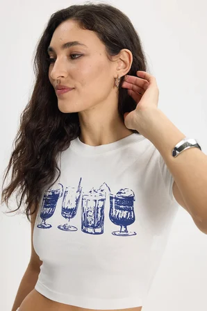 Kadın Slim Fit Dar Kesim %100 Pamuk Bisiklet Yaka Kısa Kollu Baskılı Ekru Crop Tişört