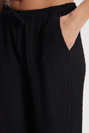 Kadın Relax Fit Rahat Kesim Beli Bağcıklı Lastikli Dokulu Çift Cepli Siyah Pantolon