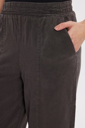 Kadın Relax Fit Rahat Kesim Beli Lastikli Yumuşak Dokulu Çift Cepli Kahverengi Pantolon