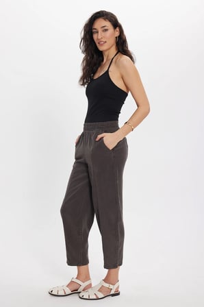 Kadın Relax Fit Rahat Kesim Beli Lastikli Yumuşak Dokulu Çift Cepli Kahverengi Pantolon