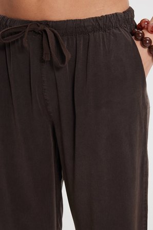 Kadın Relax Fit Rahat Kesim %100 Pamuk Salaş Beli Bağcıklı Lastikli 2 İplik Çift Cepli Kahverengi Pantolon