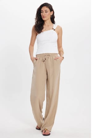 Kadın Relax Fit Rahat Kesim Beli Bağcıklı Lastikli Düğme Detaylı Çift Cepli Bej Pantolon