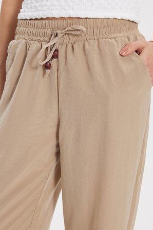 Kadın Relax Fit Rahat Kesim Beli Bağcıklı Lastikli Düğme Detaylı Çift Cepli Bej Pantolon