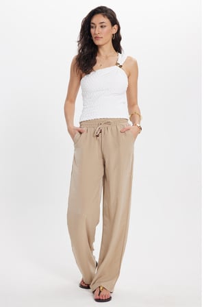 Kadın Relax Fit Rahat Kesim Beli Bağcıklı Lastikli Düğme Detaylı Çift Cepli Bej Pantolon