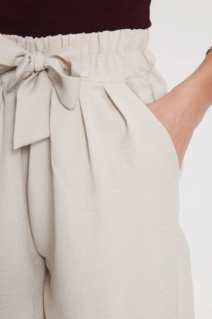 Kadın Standart Fit Normal Kesim Beli Kuşaklı Lastikli Keten Görünümlü Çift Cepli Bej Şort