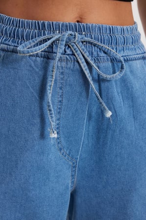Kadın Relax Fit Rahat Kesim %100 Pamuk Beli Bağcıklı Lastikli Denim Efektli Açık Mavi Palazzo Pantolon