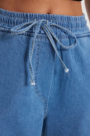 Kadın Relax Fit Rahat Kesim %100 Pamuk Beli Bağcıklı Lastikli Denim Efektli Açık Mavi Palazzo Pantolon