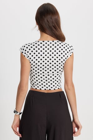 Kadın Slim Fit Dar Kesim Puantiyeli Bisiklet Yaka Beyaz Crop Bluz