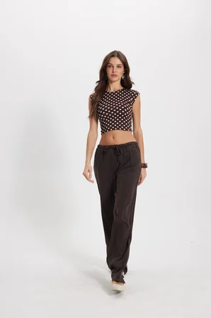 Kadın Slim Fit Dar Kesim Puantiyeli Bisiklet Yaka Kahverengi Crop Bluz