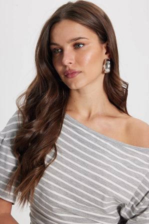 Kadın Regular Fit Klasik Kesim Asimetrik Yaka Çizgili Likralı Gri Viskon Crop Bluz