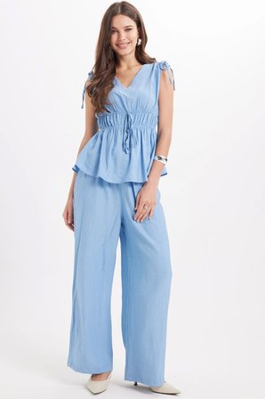 Kadın Standart Fit Normal Kesim V Yaka Beli Büzgülü Bağcıklı Bluz Geniş Paça Mavi Pantolon Takım