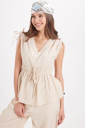 Kadın Standart Fit Normal Kesim V Yaka Beli Büzgülü Bağcıklı Bluz Geniş Paça Bej Pantolon Takım