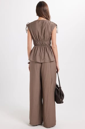 Kadın Standart Fit Normal Kesim V Yaka Beli Büzgülü Bağcıklı Bluz Geniş Paça Kahverengi Pantolon Takım