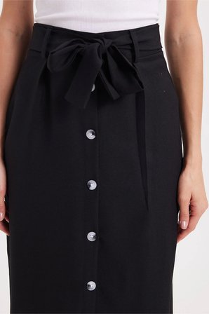 Kadın Slim Fit Dar Kesim Pileli Pamuklu Ön Düğme Kapamalı Kuşaklı Yırtmaçlı Siyah Etek 